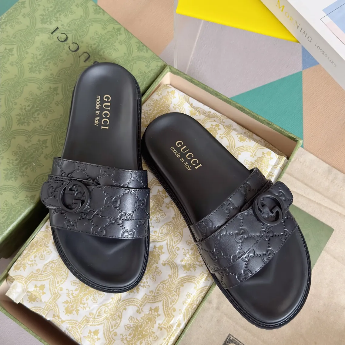[G Home] Men's Men's Shoes💰: 300💰Size: 38-45 🆕2024Gucci Gucci Summer New Style Double G Presbyopia Flip-flops Cross Sandals Thick Sole Slippers Beach Shoes Original Purchase and Development Production G family's 2024 new summer dark horse items, fashion bloggers at home and abroad have put on the show, and it has become popular on social platforms at home and abroad. Fashionistas must pay for it, and they spend a lot of money to create ingenious craftsmanship and accurately restore every detail. Exquisite packaging at the delivery counter🛍📦 ▪️ Fabric: Original imported double G presbyopic leather ▪️ Lining: Original imported leather ▪️ Sole: Original open molded T men's shoes 💰U outsole ▪️ Bottom thickness: 3CM
